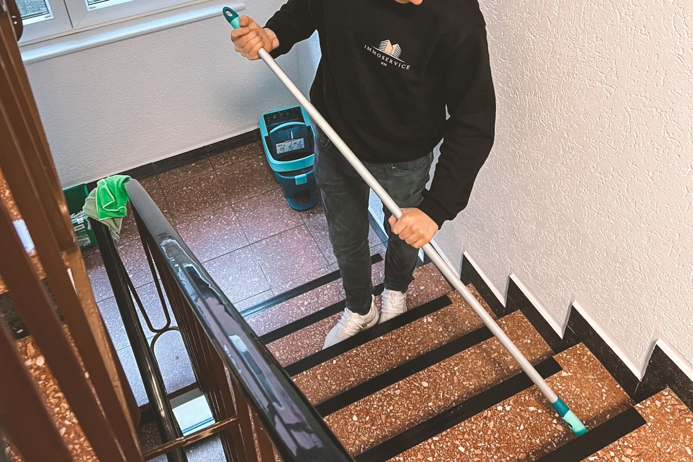 KN Immoservice reinigt ein Treppenhaus in Wuppertal