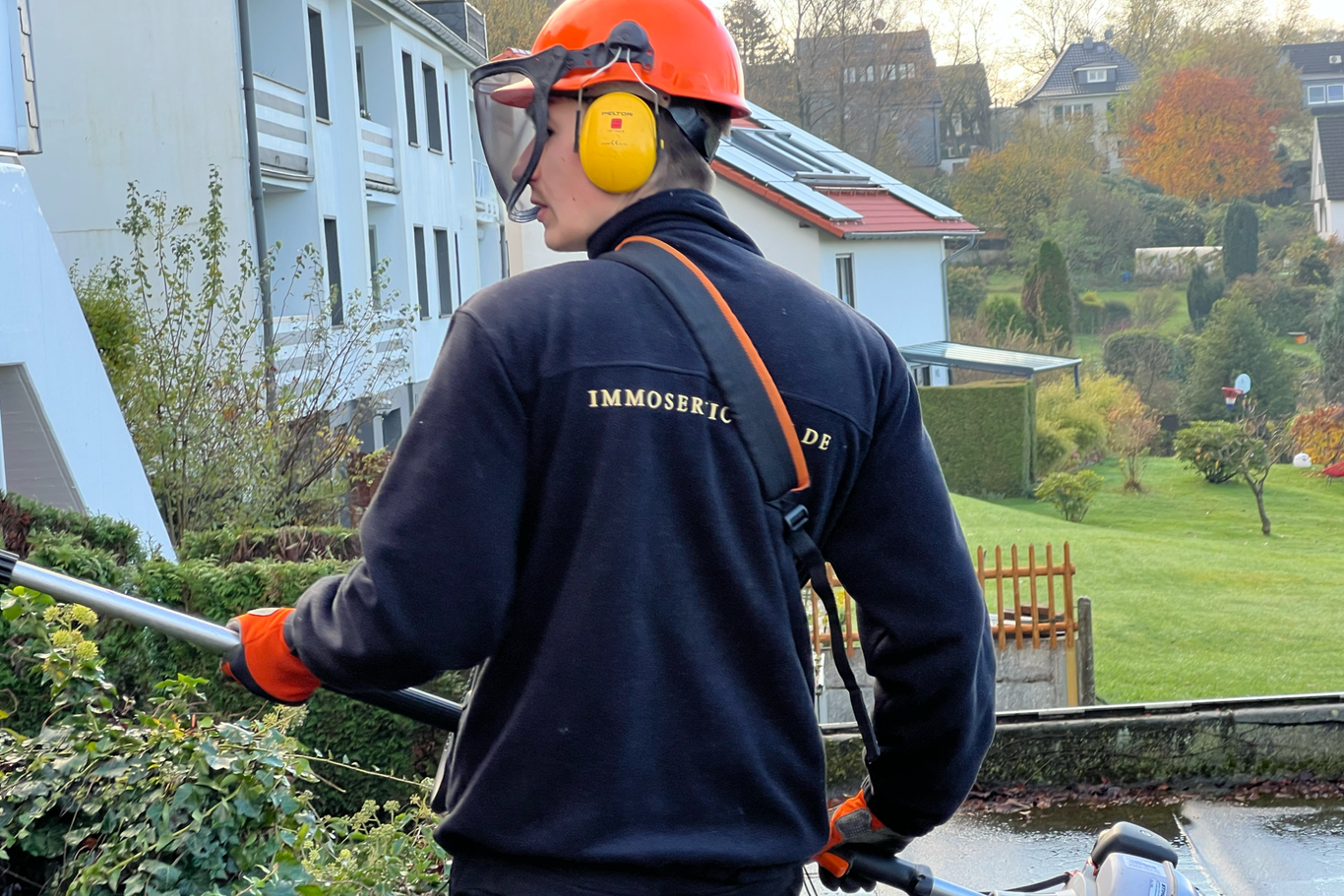 Ein Reinigungsteam säubert einen großen Parkplatz in Wuppertal mit speziellen Maschinen.